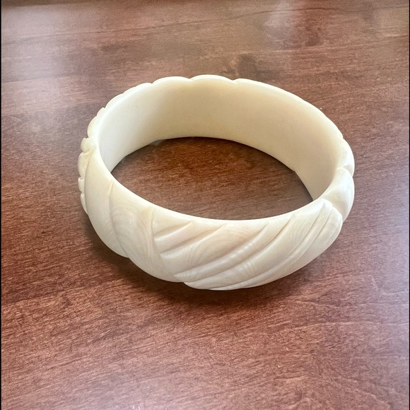 Vintage Plastic Ivory Bangle Bracelet, EUC - Picture 3 of 6